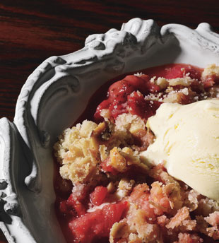mare_strawberry_and_rhubarb_crumble_v
